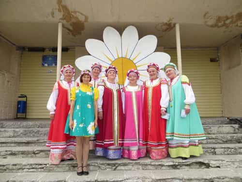 Сотрудники Шалинского ЦДК поздравили земляков с Днем семьи, любви и верности