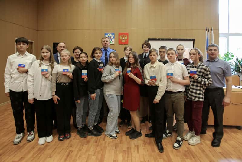 В Шале паспорт получили восемь подростков