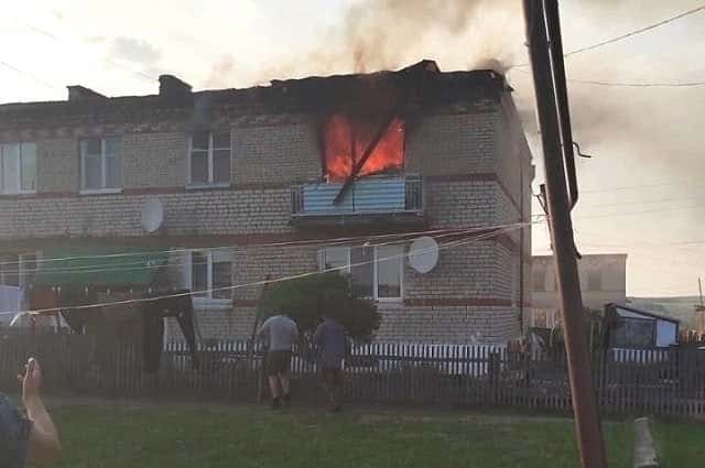 «Горим!» В селе под Шалей мужчины вынесли из огня женщину и ребёнка