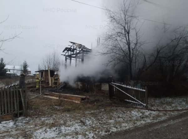 В посёлке под Шалей сгорел жилой дом
