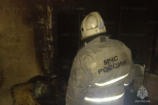 В селе под Шалей в двухэтажном доме загорелась квартира. Спасатели эвакуировали 7 человек