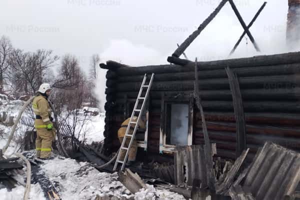 Накануне в поселке под Шалей сгорел жилой дом