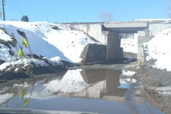 Буквально вплавь: жители Вогулки борются с коммунальной проблемой