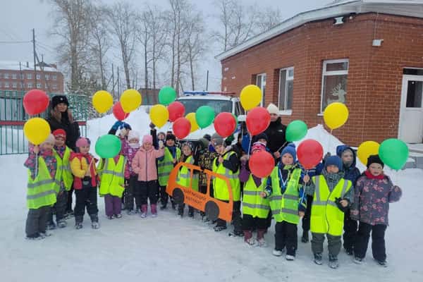 Профилактическая акция «Шагающий автобус» в детском саду: урок безопасности с инспектором по пропаганде БДД