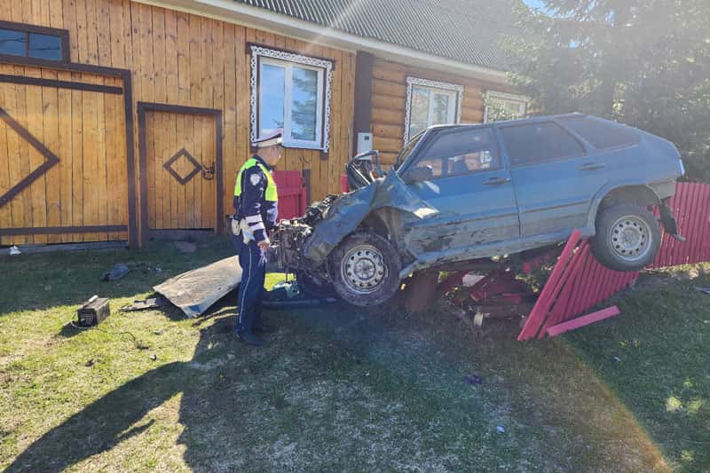 В Шалинском районе пьяный автомобилист повредил ограждение жилого строения