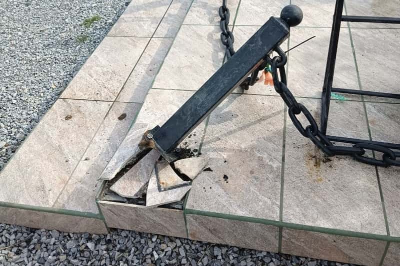 В Сарге девушка повредила памятник солдатам ВОВ