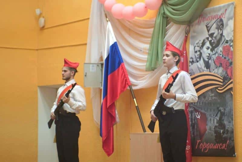 Шалинские школьники рассказали о подвигах солдат в рамках эстафеты «Знамя победы»