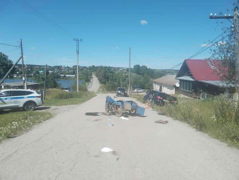 В селе под Шалей мотоциклист без прав устроил лобовое столкновение на дороге  