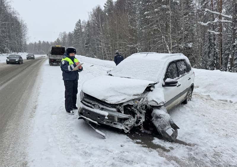 Под Первоуральском женщина на Ладе в снегопад выехала на встречку: пострадал ребёнок
