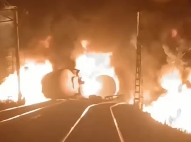 Пожар цистерн на перегоне Шамары – Кордон: задержаны поезда. Видео | На СвЖД тушат возгорание цистерн: движение поездов остановлено