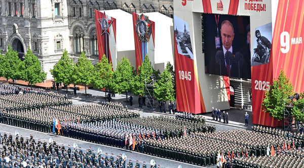 Красная площадь готовится к параду Победы: идёт монтаж трибун и декораций, а 7 мая пройдёт генеральная репетиция — подробности | На Красной площади начали готовить парад Победы — установка трибун уже идёт