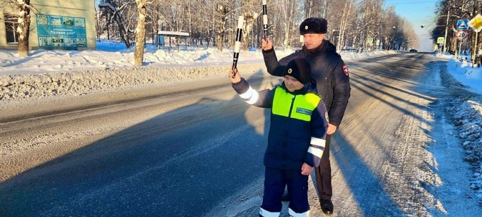 «Будем рады видеть в наших рядах»: свердловские гаишники три года помогают школьнику из поселка Илим осуществить мечту | Свердловские гаишники три года помогают школьнику осуществить мечту стать инспектором «Будем рады видеть в наших рядах»: свердловские гаишники три года помогают школьнику из поселка Илим осуществить мечту | Свердловские гаишники три года помогают школьнику осуществить мечту стать инспектором