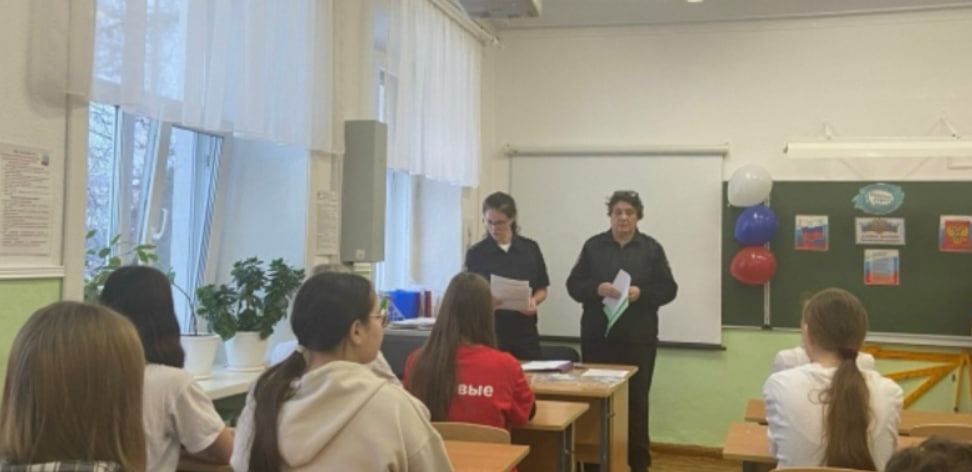 От комендантского часа до противодействия экстремизму: полиция Шали провела урок правовой грамотности для школьников | Полицейские Шали провели профилактические беседы с учениками школы